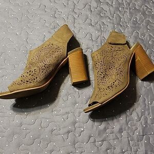 Hot Tomato peep toe ankle heeled booties size 9.5